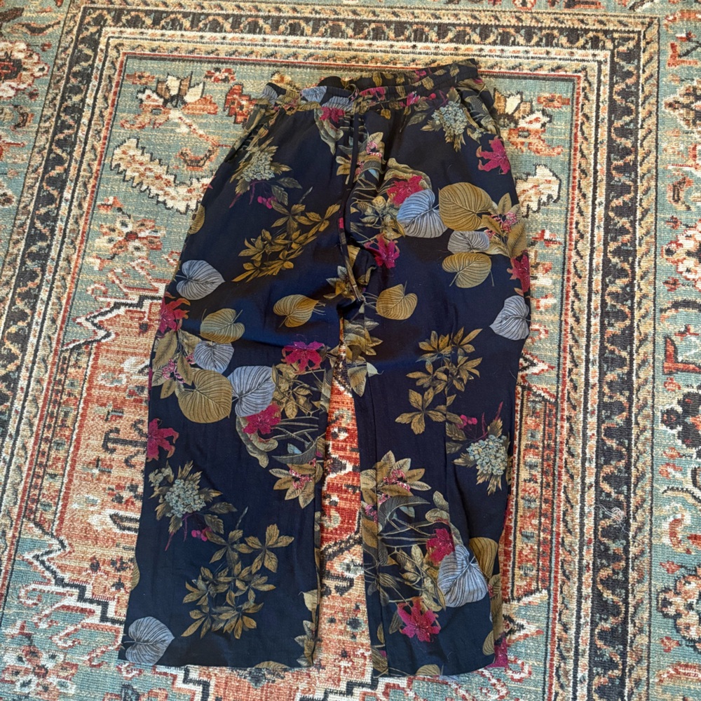 Gray Floral Women's Pants 2x runs small
